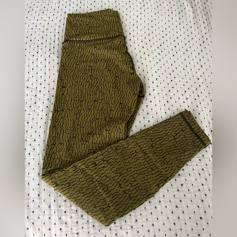 Lululemon Wunder Under Luxtreme  7/8 leggings - like new! Size 10